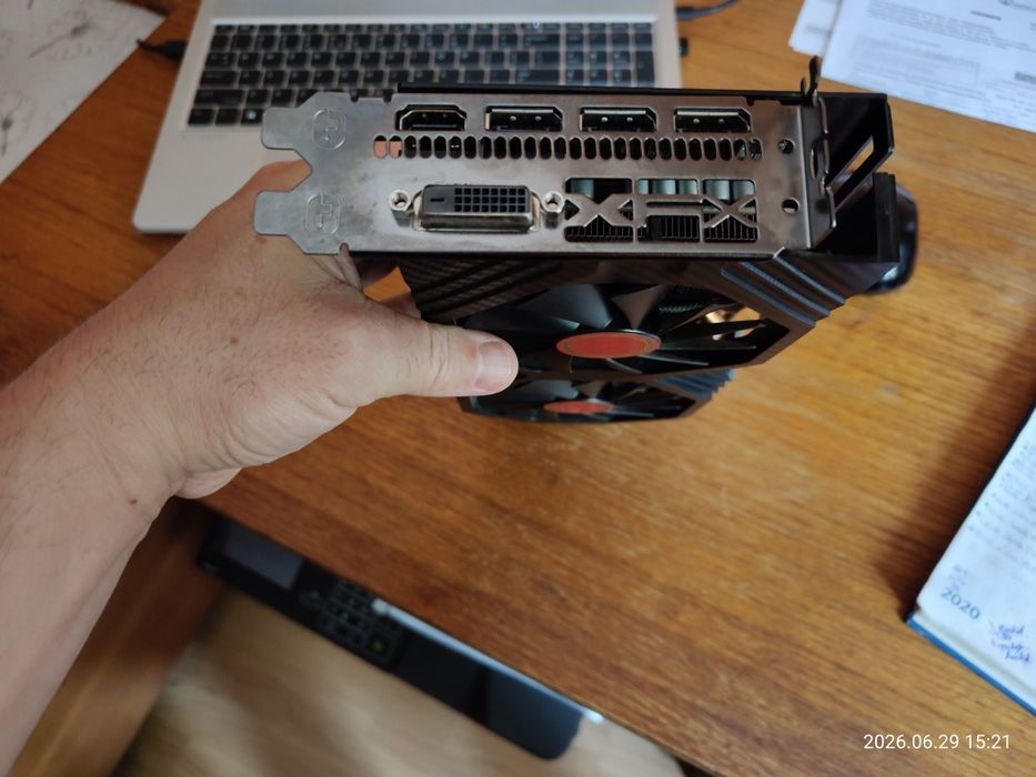 Placa video Radeon XFX 580 de 8GB