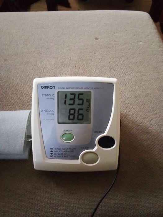 Апарат за кръвно налягане OMRON НЕМ712С