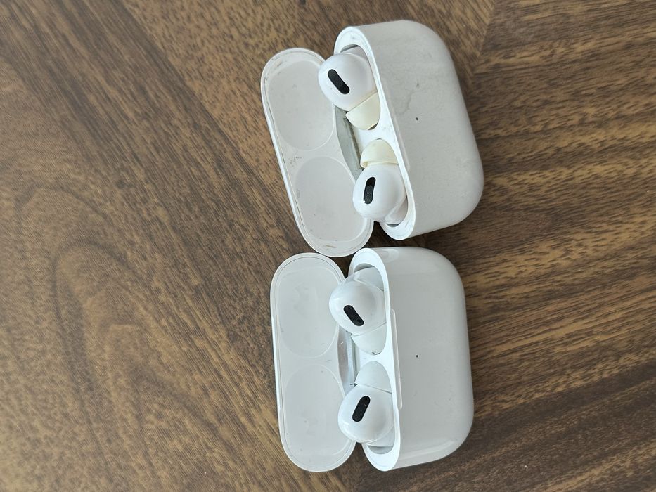 продам два наушника эирподс