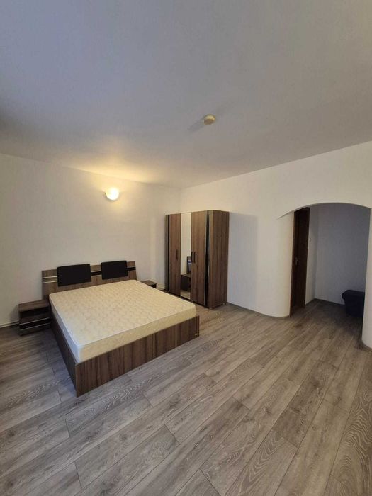 Inchiriez apartament cu 3 camere, bloc nou, zona centrala + loc de parcare