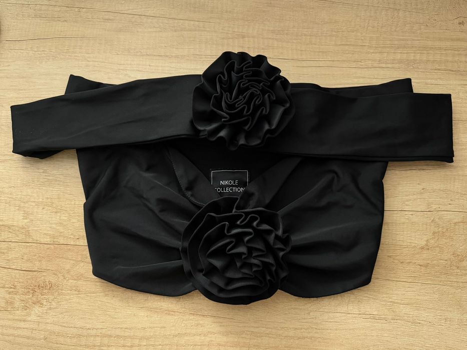Черен топ от Nikole collection с ефектни черни рози