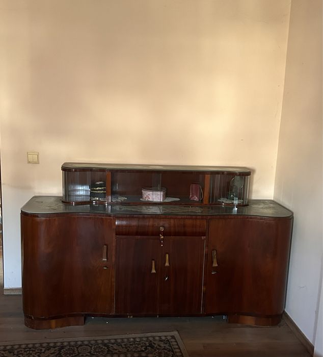 Mobila veche din lemn masiv