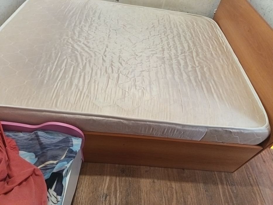 Продам кровать с матрасом