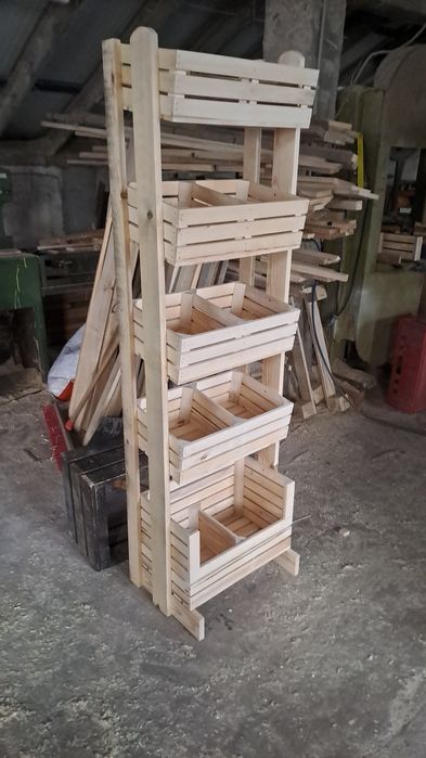 Стелажи от масивна дървесина