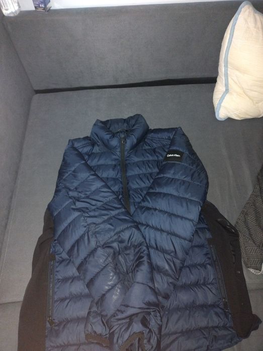 Vând geaca calvin klein