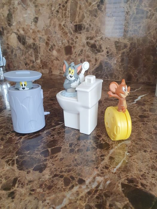 Колекция от играчки на Дисни герои