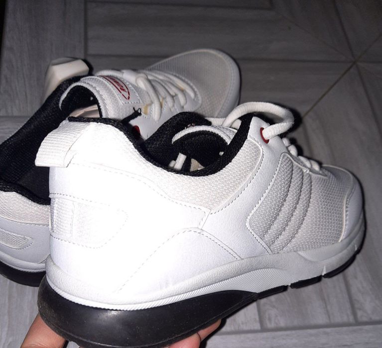 Универсальные кроссовки