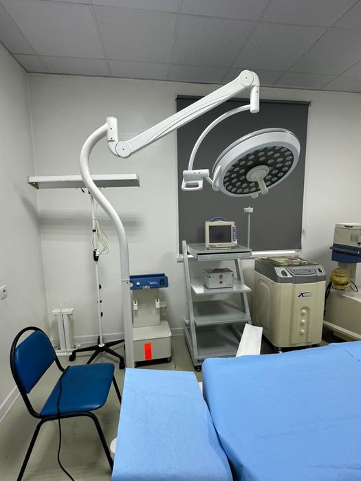 Лампа хирургическая на роликах