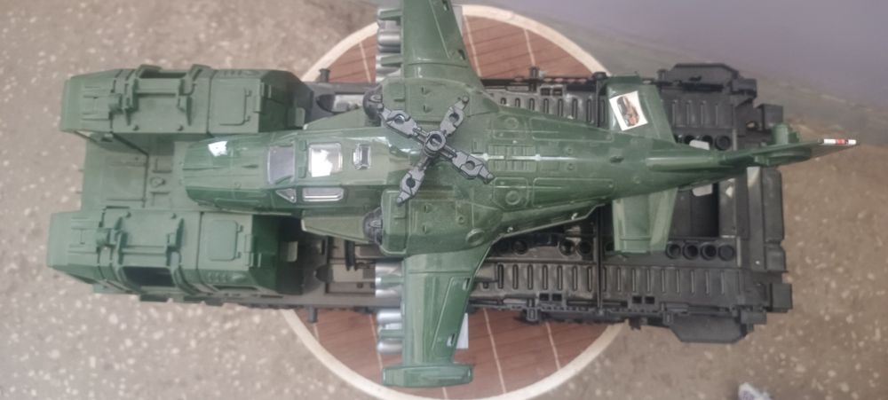 Продам машинку в комплекте с вертолетом