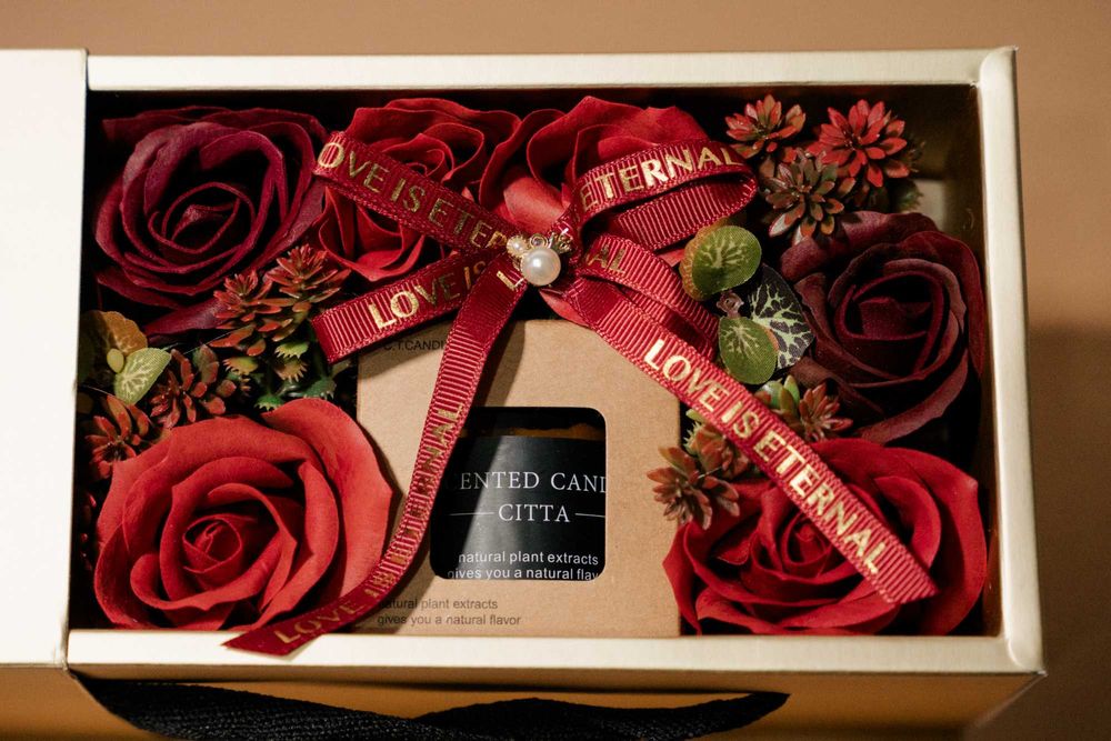 Lumanare parfumata cu aranjament floral