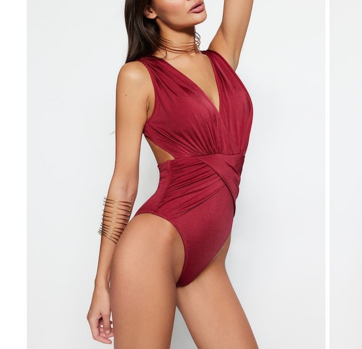 Costum de baie întreg cu decolteu cache- coeur