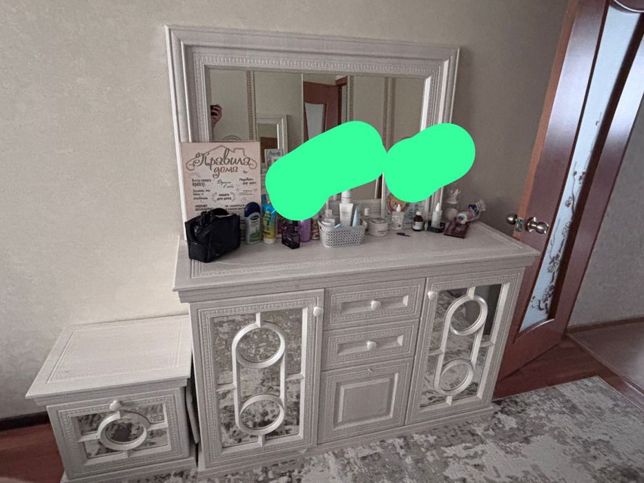 Продам шкафчик с зеркалой и с двумя тумбочками