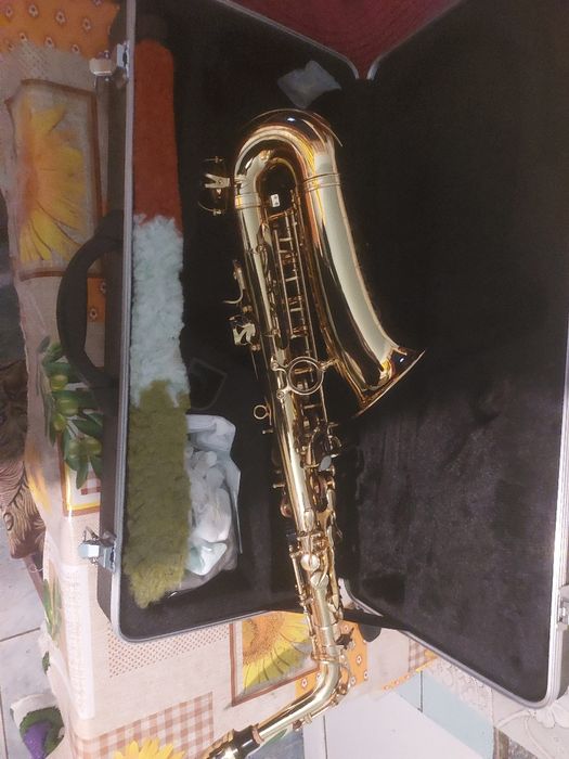 Vând urgent saxofon alto