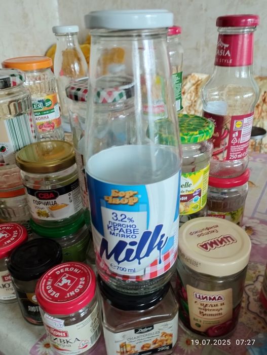 Стъклени буркани и бутилки