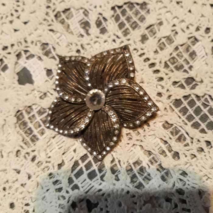 Брошка сребриста