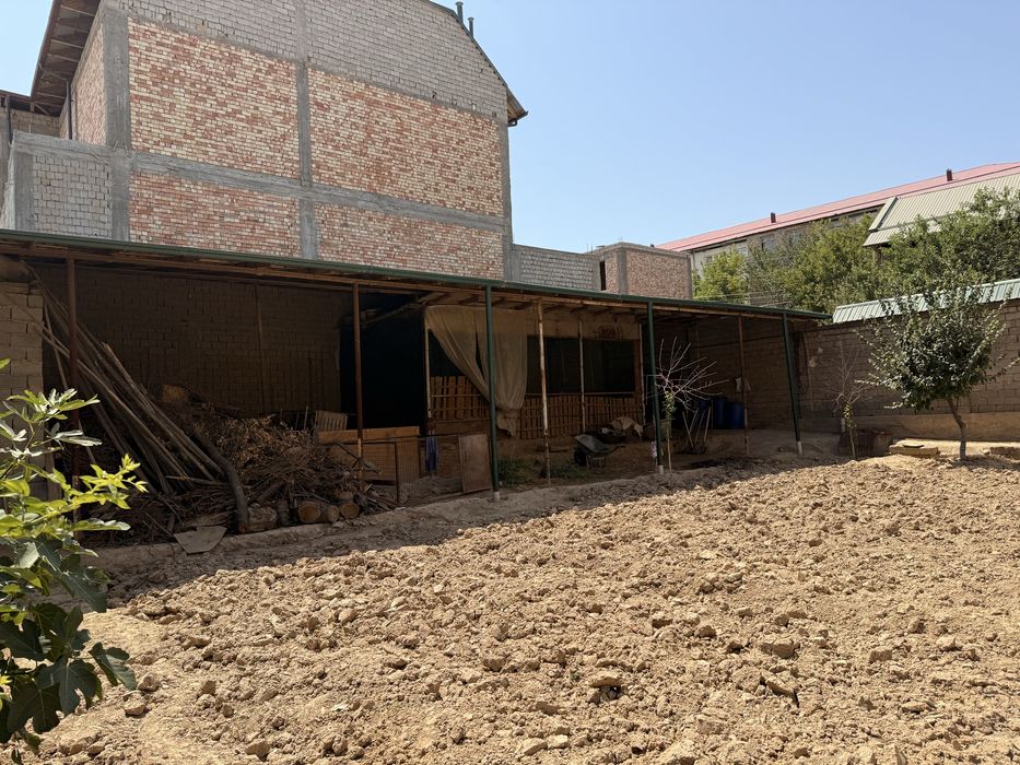 Уй сотилади, яхшигина ер майдони хам бор