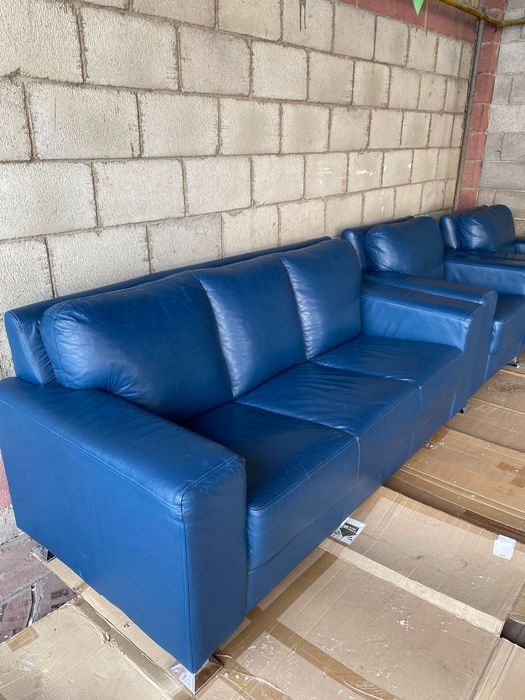 Кожаный диван и два кресла