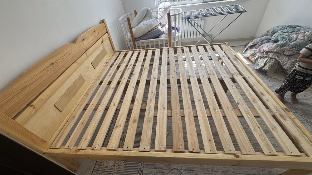 Продаётся двуспальная деревянная кровать ,
