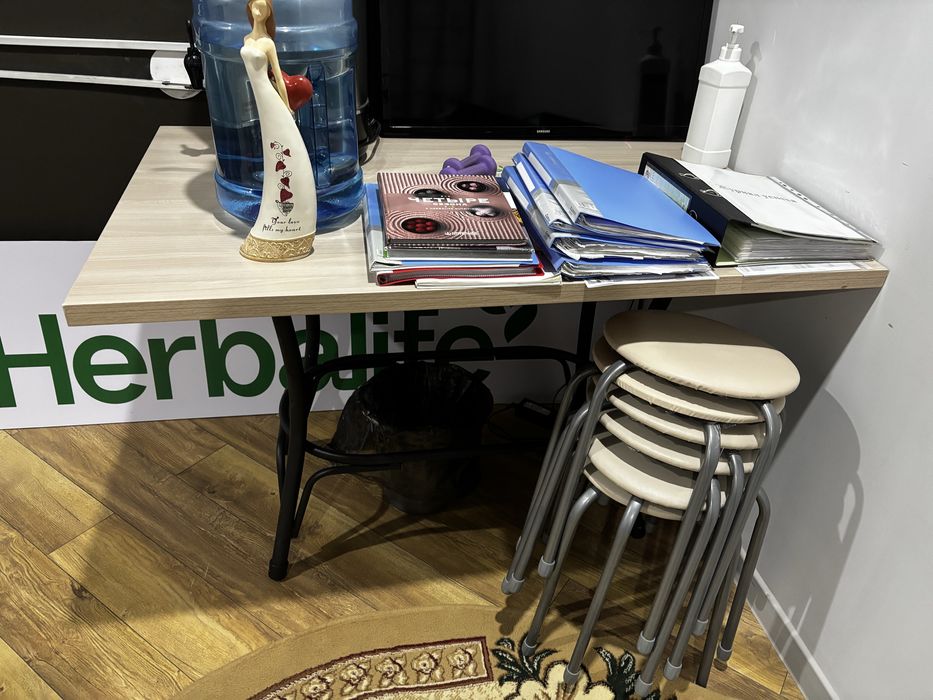 Столы белый и коричневый