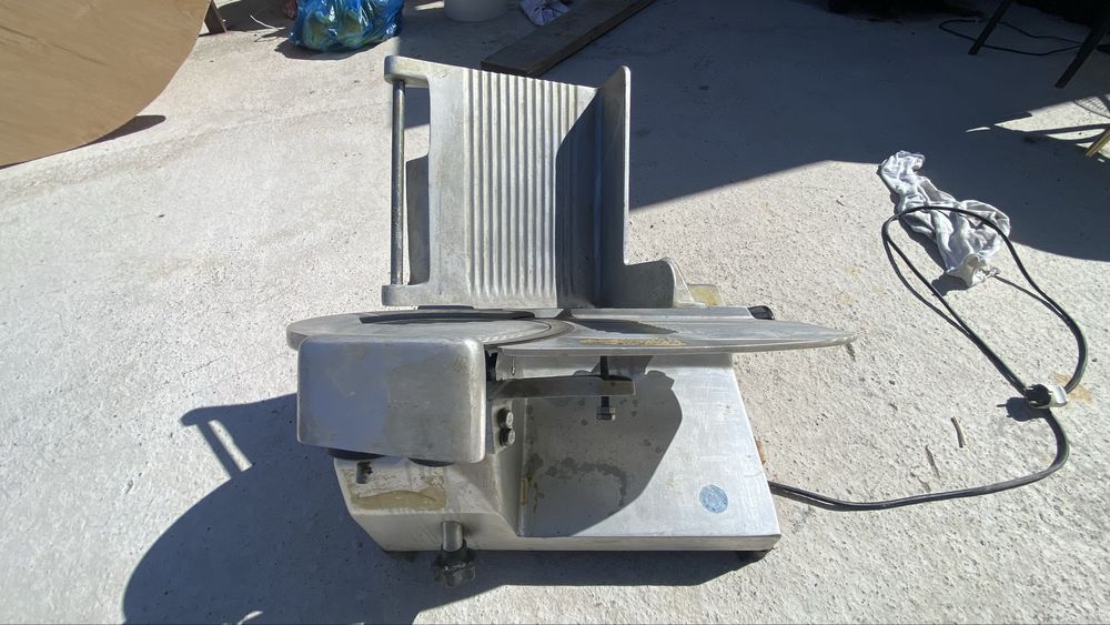 Продам слайсер в хорошем состоянии.