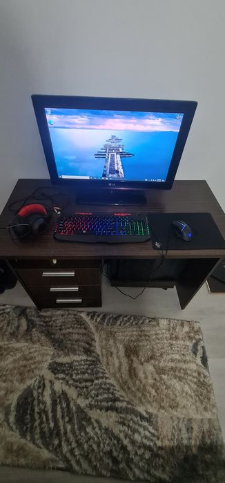 PC Gaming de vânzare (doar unitate + periferice, fără monitor şi fără birou).