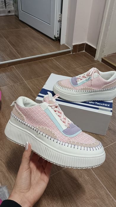 Сладки розови сникърси