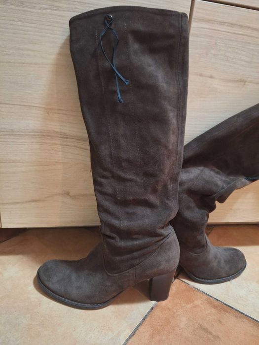 cizme piele intoarsa maro vicina