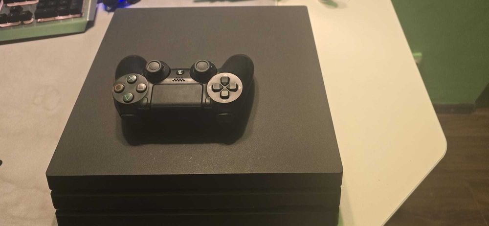 PS4 PRO 850GB - 1 controller