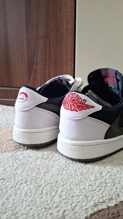 Vând jordan 1 low travis scott