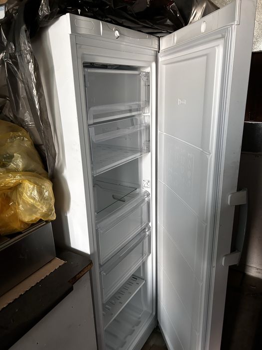 Морозилка вертикальная