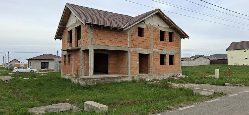 Vând sau schimb casă la roșu P+M intabulată cu utilități branșate amplasată pe colț cu doua intrări la strada principală