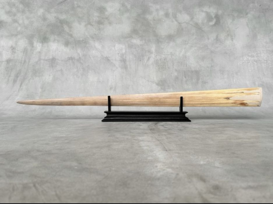 Colt de peste spada sculptat manual