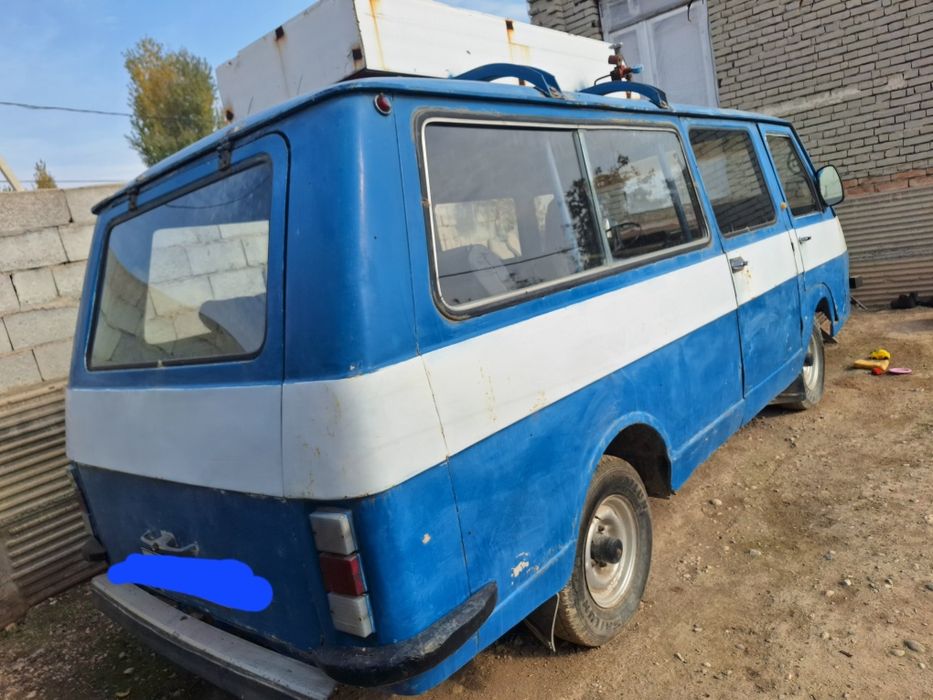 O'rta holatdagi raf sotiladi