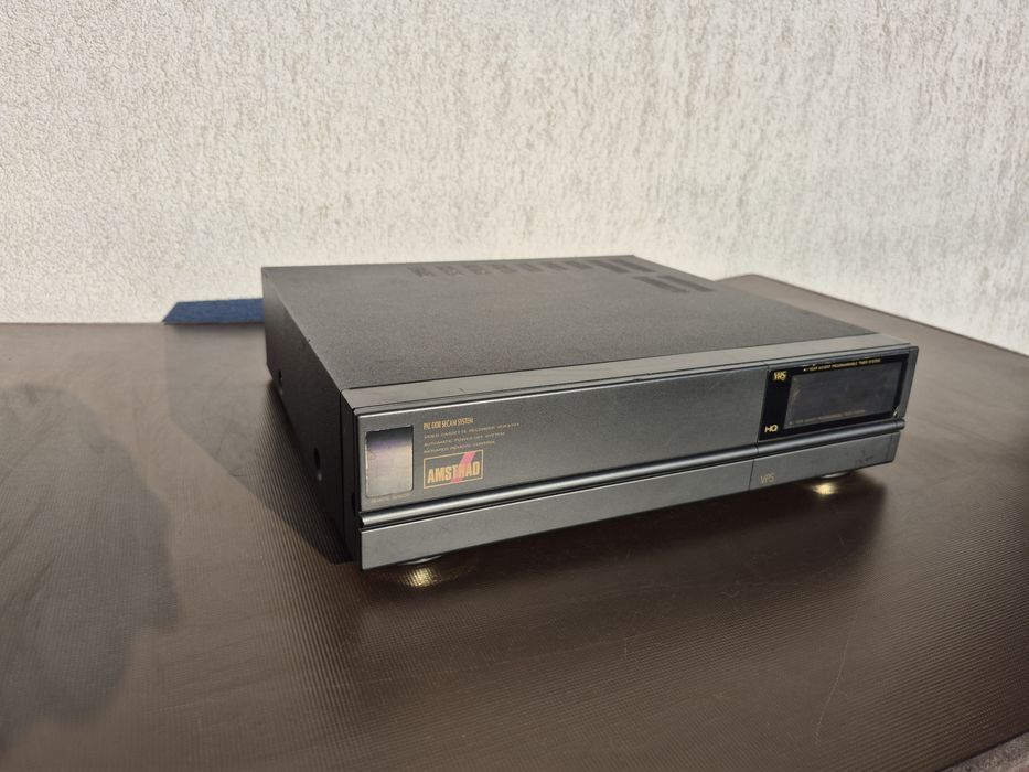 Vând video casette recorder marca AMSTRAD model VCR 8704,made in England