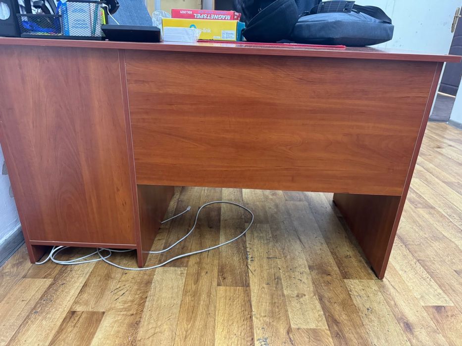 Шкаф и стол в отличном состяний