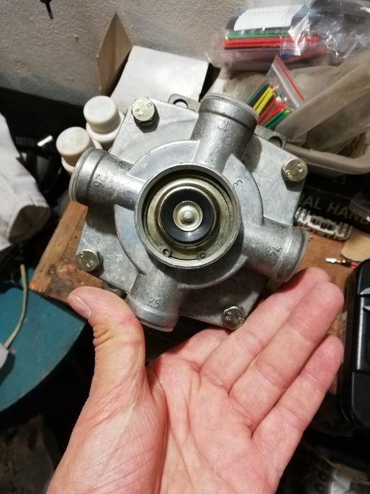 Продам кран тормозной Камаз ПАЗ