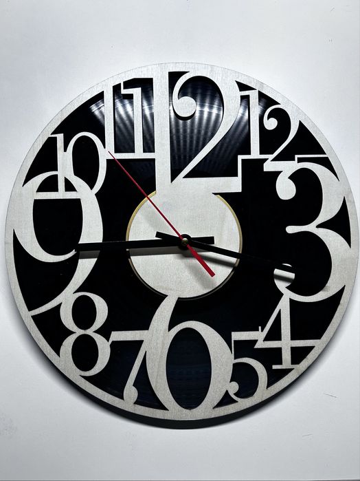 Ceas de perete handmade din vinil și lemn – design modern si elegant