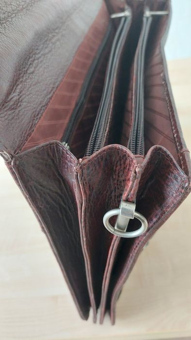 Красивый коженный портфель