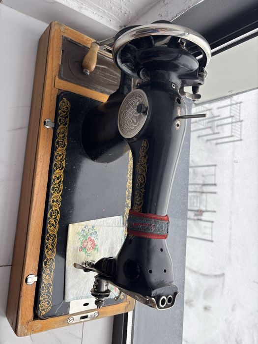 Продам швейную машинку