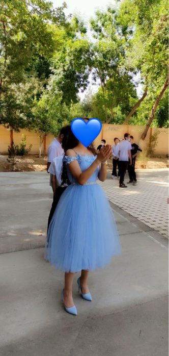 Вечернее платье голубого цвета