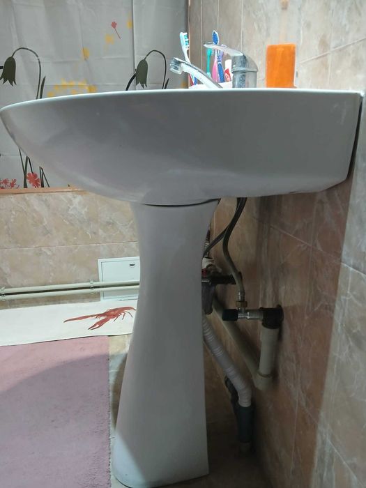 Vand chiuveta cu picior