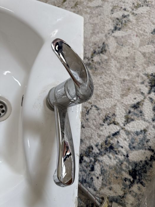 Раковина со стойкой и смесителем