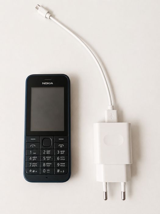 Nokia 220 + зарядка