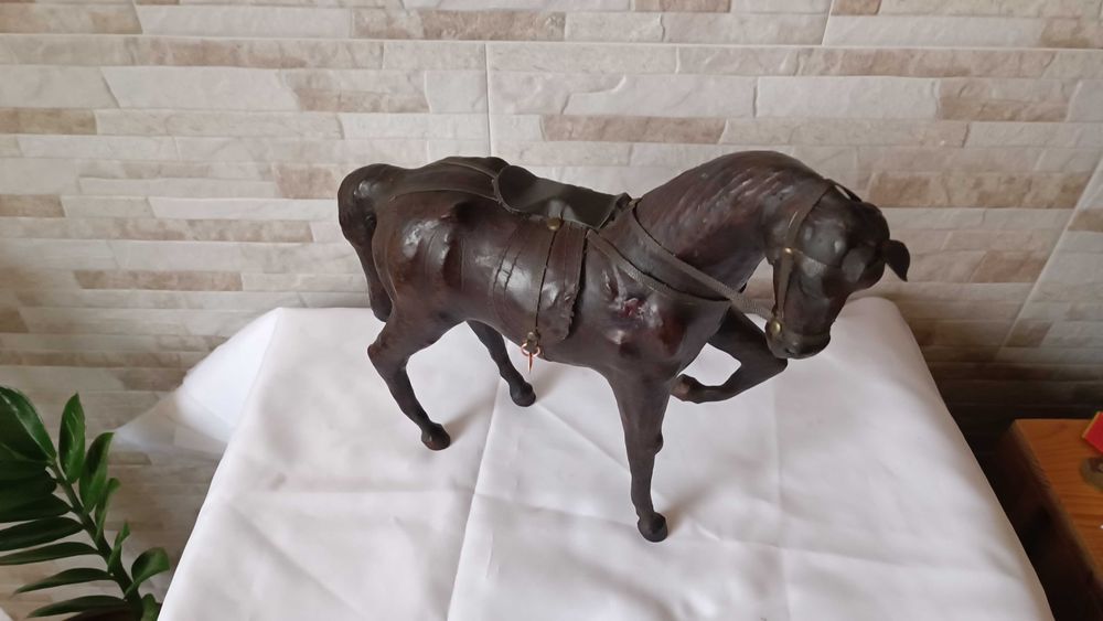 Стара фигура на кон - естествена кожа - 30/32см