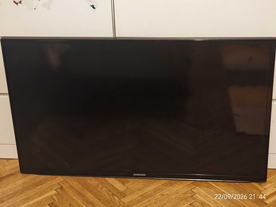 продавам повреден телевизор 40" samsung UE40EH5000