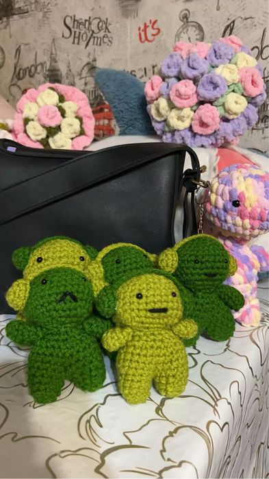 Мягкий вязанный брелок