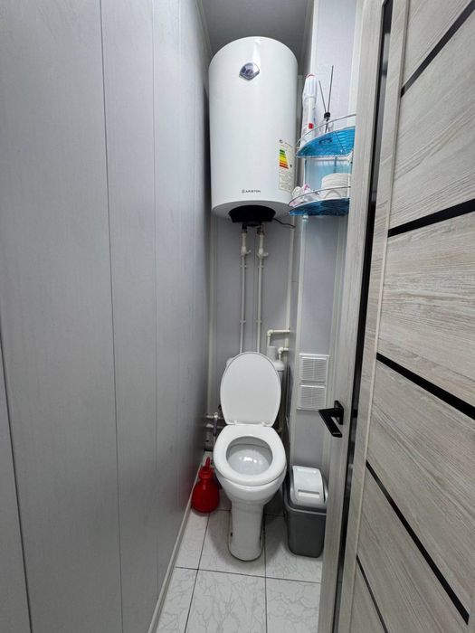 Срочно прадается 3/х ком квартира чирчик 8/ мек район базар с ремонтом