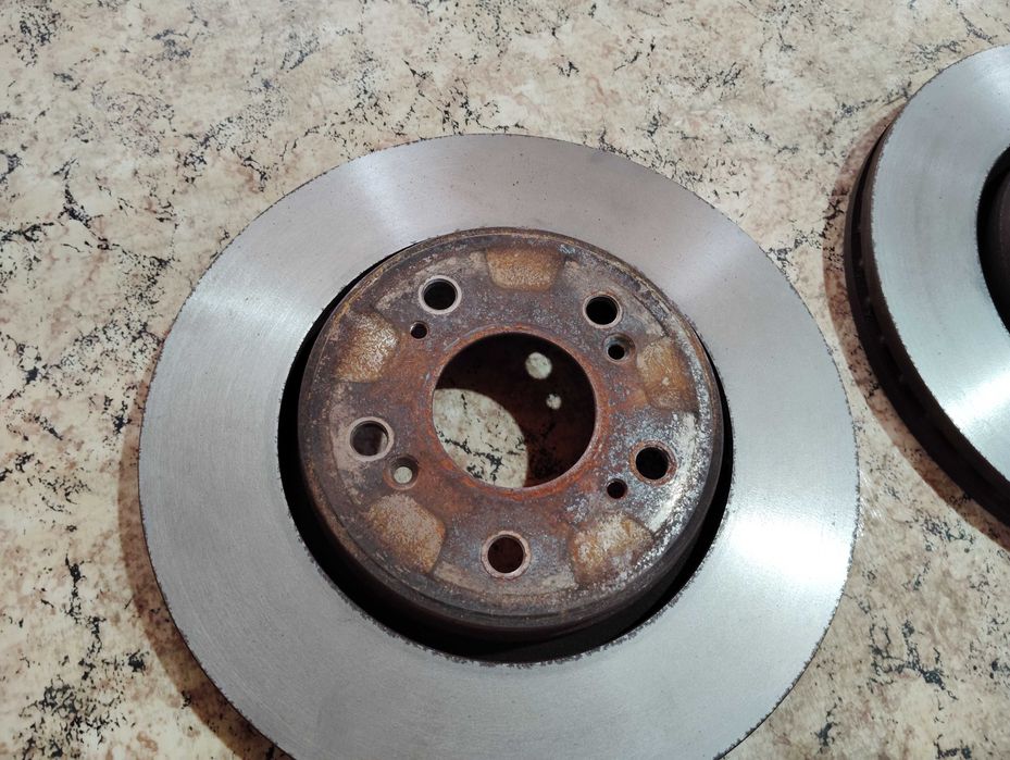 Продавам предни дискове За Хонда CRV3/2007-2012/