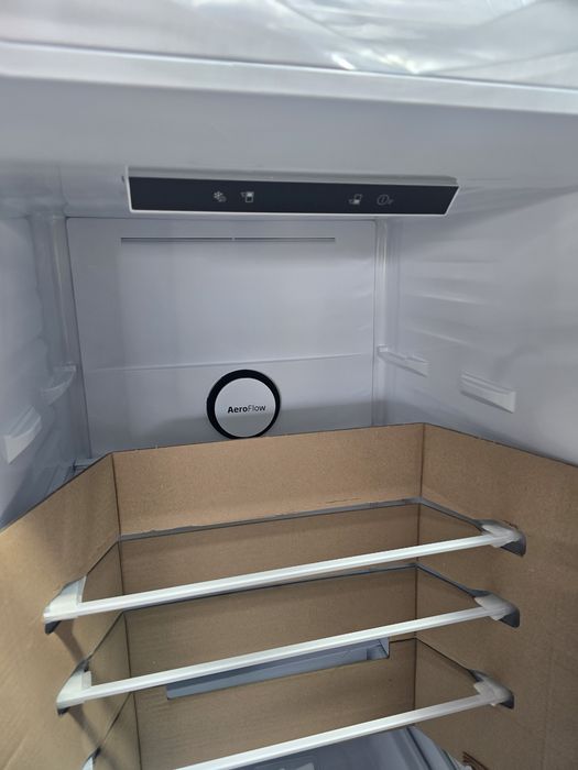 Нов инверторен хладилник с фризер Beko  b3rcna345hw. 345 л