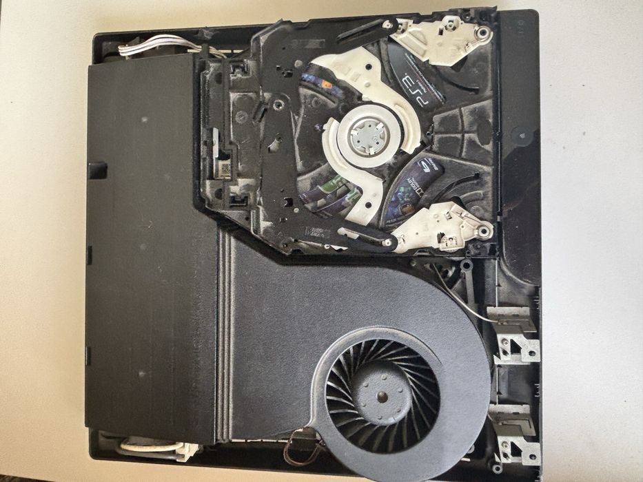 Продаю Sony PlayStation 3 Slim